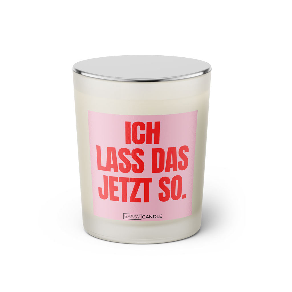 Duftkerze mit witzigen Spruch: Ich lass das jetzt so. Farbe rosa und pink von Sassy Candle.