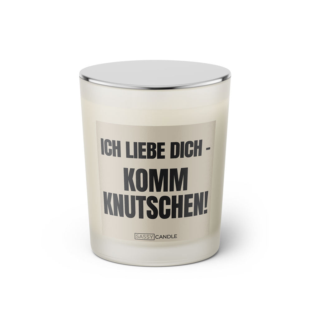 Duftkerze mit witzigen Spruch: Ich liebe dich. Komm knutschen! Farbe beige und schwarz mit silbernem Deckel von Sassy Candle.