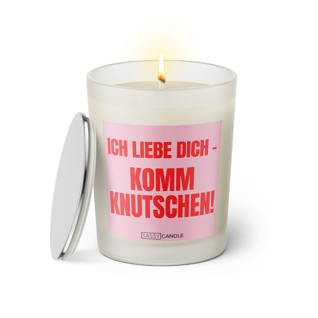 Duftkerze mit witzigen Spruch: Ich liebe dich. Komm knutschen! Farbe rosa und pink mit silbernem Deckel von Sassy Candle.