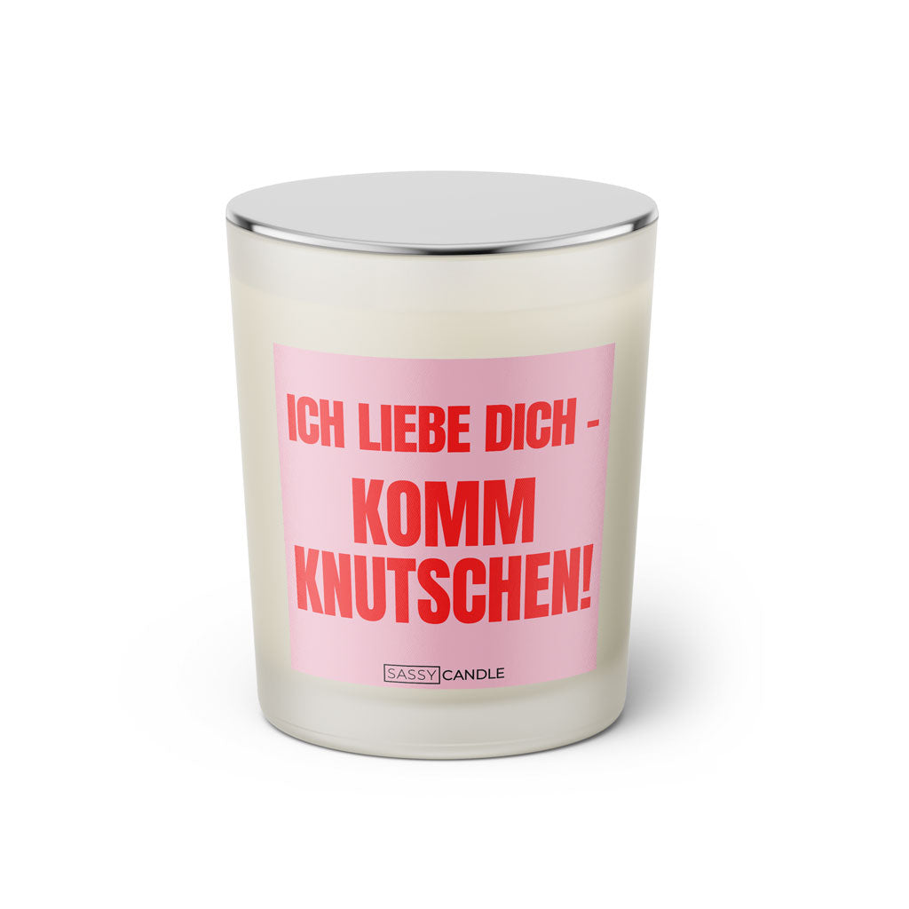 Duftkerze mit witzigen Spruch: Ich liebe dich. Komm knutschen! Farbe rosa und pink mit silbernem Deckel von Sassy Candle.