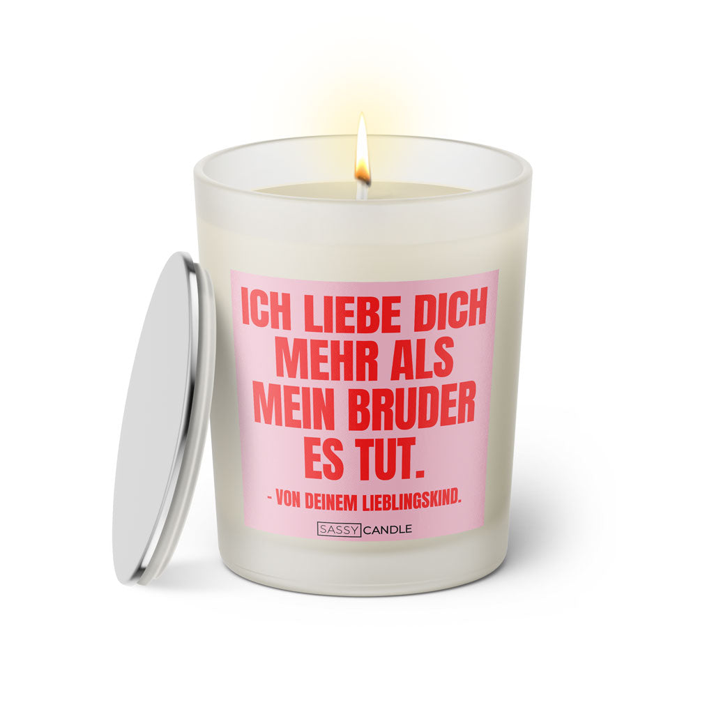 Duftkerze mit witzigem Spruch: Ich liebe dich mehr als mein Bruder es tut.- Von deinem Lieblingskind. Farbe rosa und pink mit silbernem Deckel von Sassy Candle.