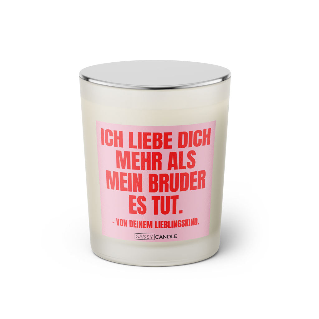 Duftkerze mit witzigem Spruch: Ich liebe dich mehr als mein Bruder es tut.- Von deinem Lieblingskind. Farbe rosa und pink mit silbernem Deckel von Sassy Candle.