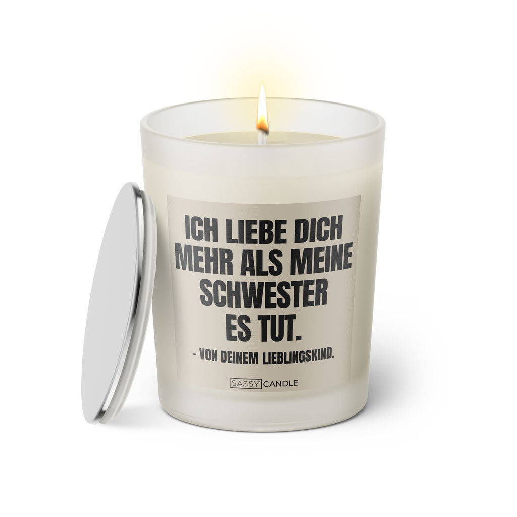 Duftkerze mit witzigem Spruch: Ich liebe dich mehr als meine Schwester es tut.- Von deinem Lieblingskind. Farbe schwarz und beige mit silbernem Deckel von Sassy Candle.