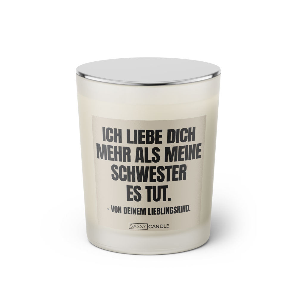 Duftkerze mit witzigem Spruch: Ich liebe dich mehr als meine Schwester es tut.- Von deinem Lieblingskind. Farbe schwarz und beige mit silbernem Deckel von Sassy Candle.