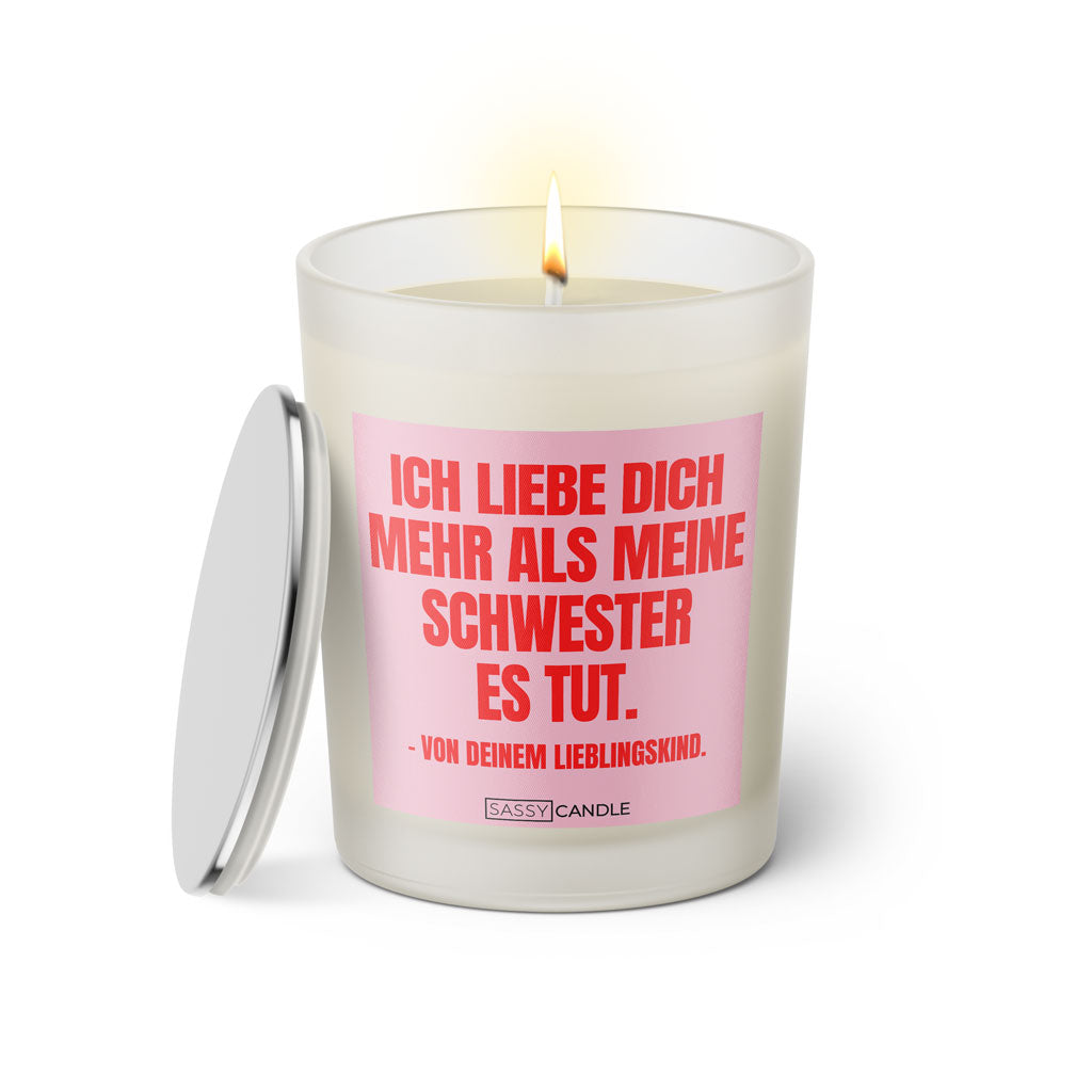 Duftkerze mit witzigem Spruch: Ich liebe dich mehr als meine Schwester es tut.- Von deinem Lieblingskind. Farbe rosa und pink mit silbernem Deckel von Sassy Candle.