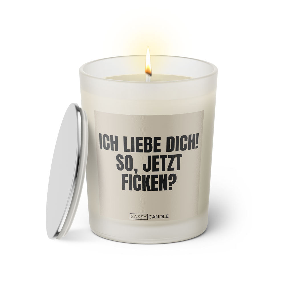 Duftkerze mit witzigem Spruch: Ich liebe dich! So, jetzt ficken? Farbe beige und schwarze Schrift. Kerzenglas mit silbernem Deckel von SassyCandle.