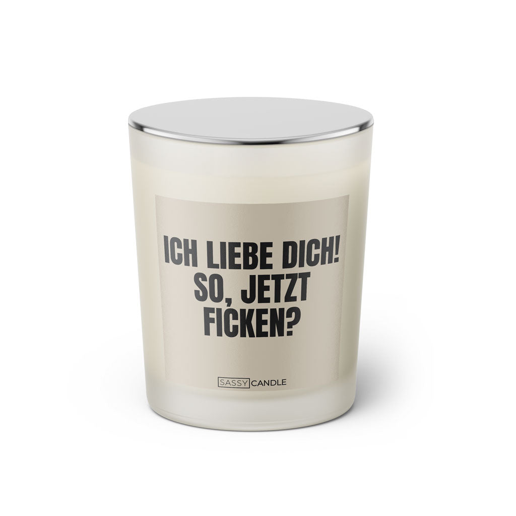 Duftkerze mit witzigem Spruch: Ich liebe dich! So, jetzt ficken? Farbe beige und schwarze Schrift. Kerzenglas mit silbernem geschlossenem Deckel von SassyCandle.