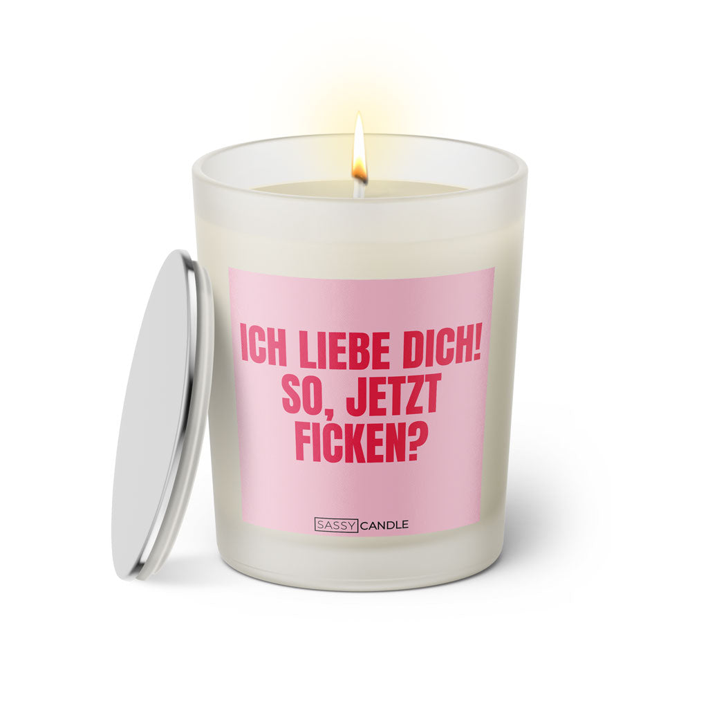 Duftkerze mit witzigem Spruch: Ich liebe dich! So, jetzt ficken? Farbe rosa und pinke Schrift. Kerzenglas mit silbernem Deckel von SassyCandle.