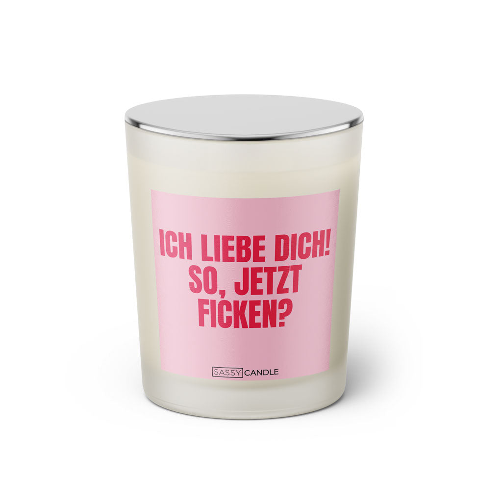 Duftkerze mit witzigem Spruch: Ich liebe dich! So, jetzt ficken? Farbe rosa und pinke Schrift. Kerzenglas mit silbernem geschlossenem Deckel von SassyCandle.