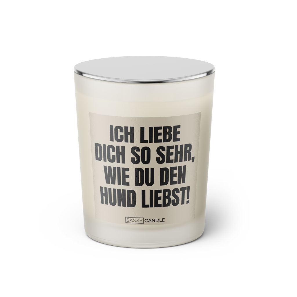 Duftkerze mit witzigen Spruch: Ich liebe dich so sehr, wie du den Hund liebst. Farbe beige und schwarz mit silbernem Deckel von Sassy Candle.