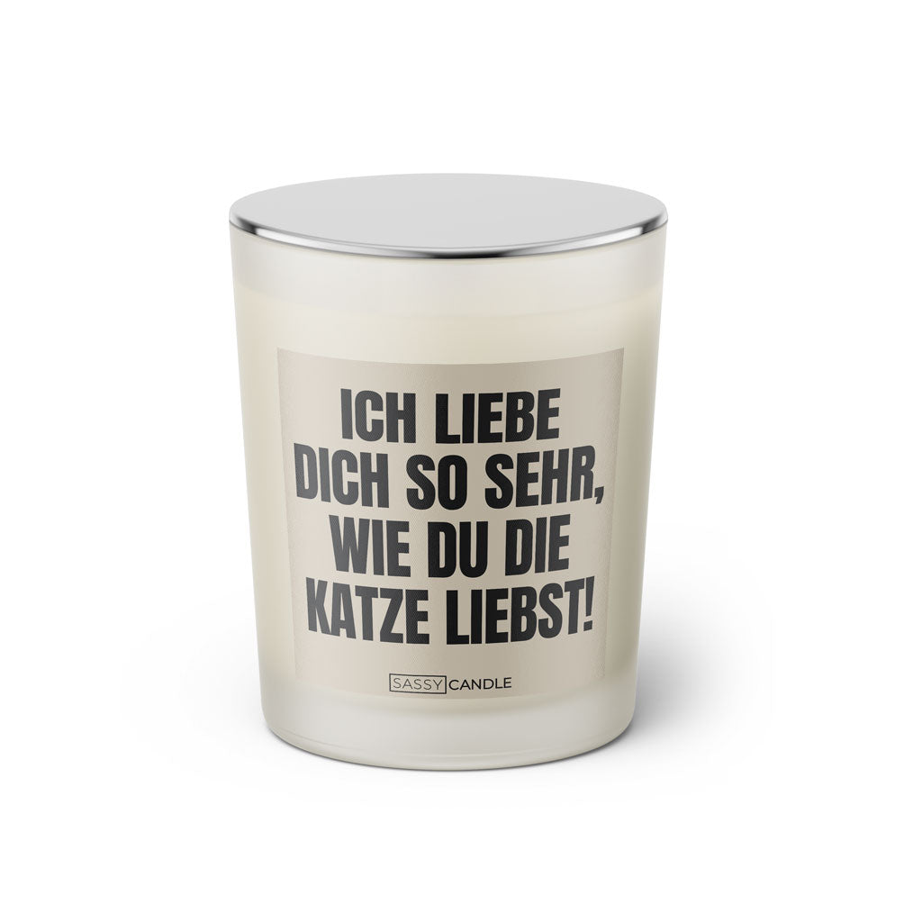Duftkerze mit witzigen Spruch: Ich liebe dich so sehr, wie du die Katze liebst. Farbe beige und schwarz mit silbernem Deckel von Sassy Candle.