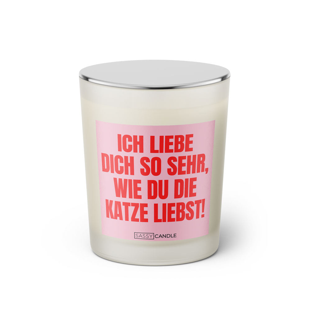 Duftkerze mit witzigen Spruch: Ich liebe dich so sehr, wie du die Katze liebst. Farbe rosa und pink mit silbernem Deckel von Sassy Candle.