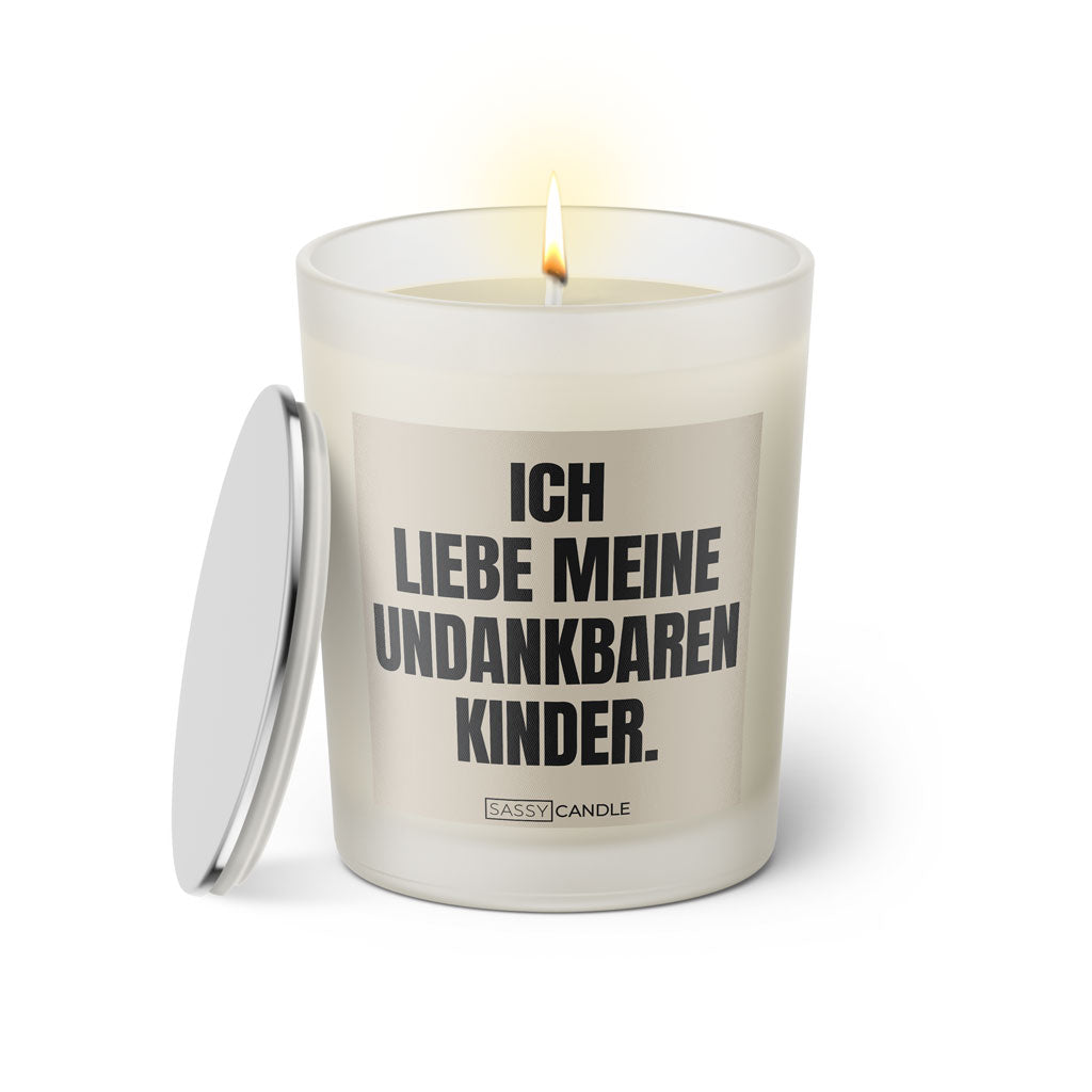 Duftkerze mit witzigem Spruch: Ich liebe meine undankbaren Kinder. Farbe schwarz und beige mit silbernem Deckel von Sassy Candle.