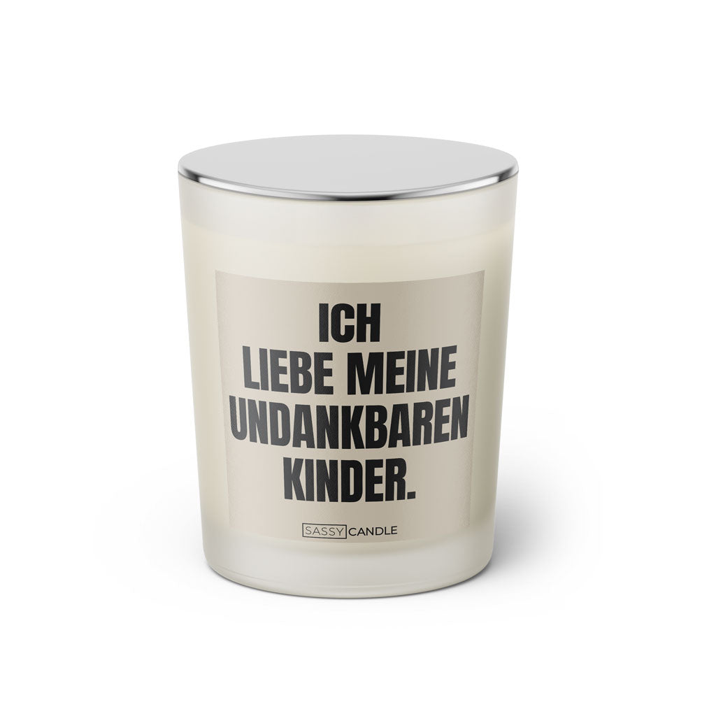 Duftkerze mit witzigem Spruch: Ich liebe meine undankbaren Kinder. Farbe schwarz und beige mit silbernem Deckel von Sassy Candle.
