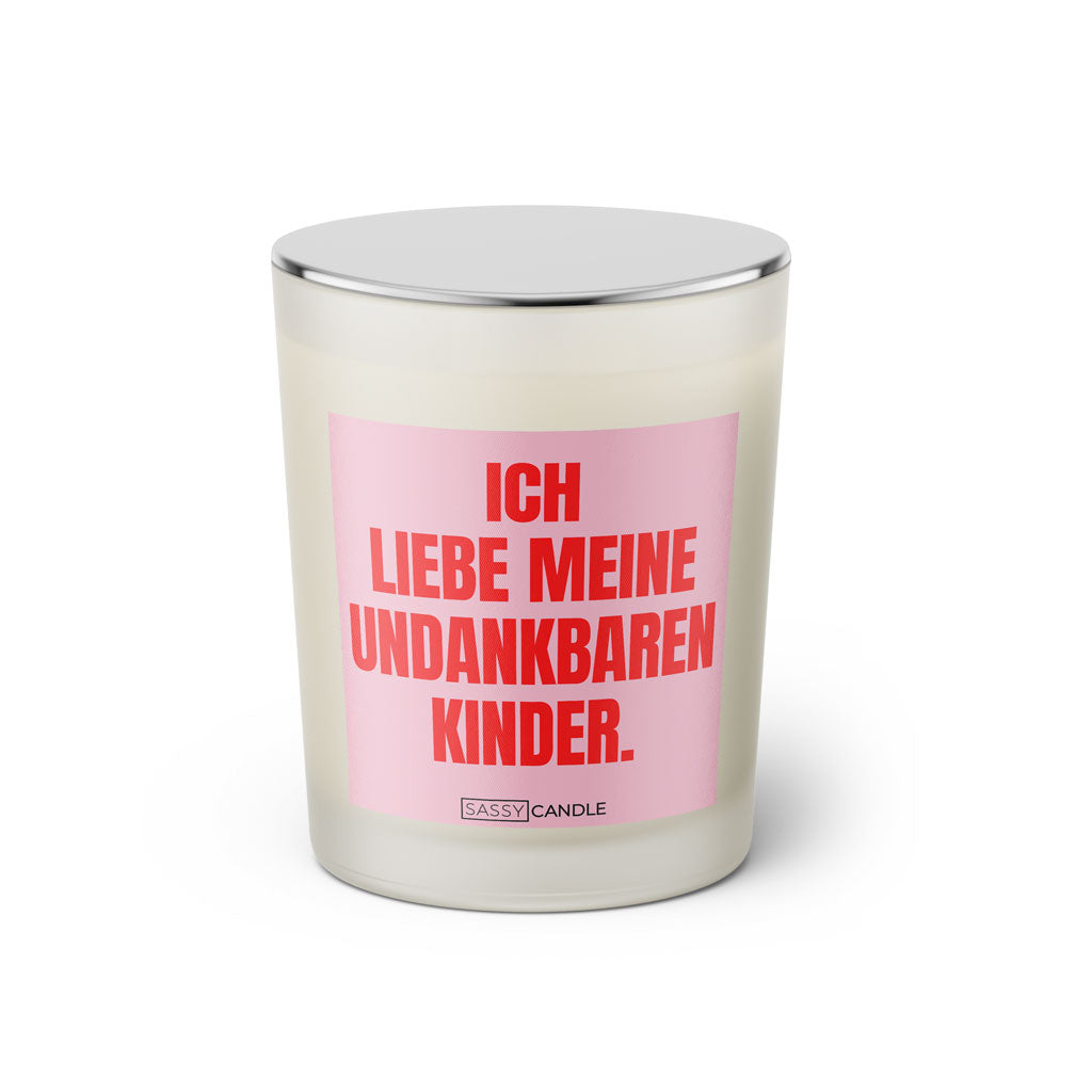 Duftkerze mit witzigem Spruch: Ich liebe meine undankbaren Kinder. Farbe rosa und pink mit silbernem Deckel von Sassy Candle.