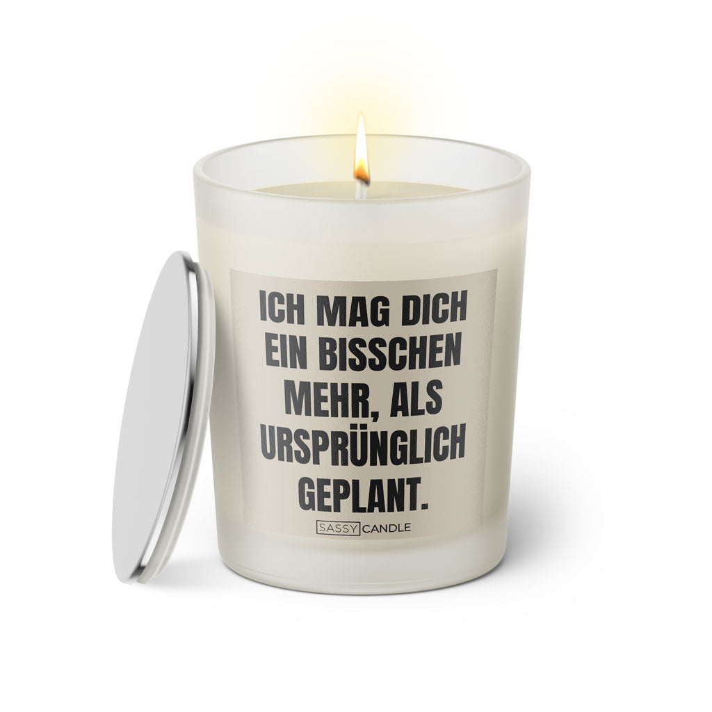 Duftkerze mit witzigem Spruch: Ich mag dich ein bisschen mehr als urspruenglich geplant. Farbe beige und schwarz mit silbernem Deckel von Sassy Candle.