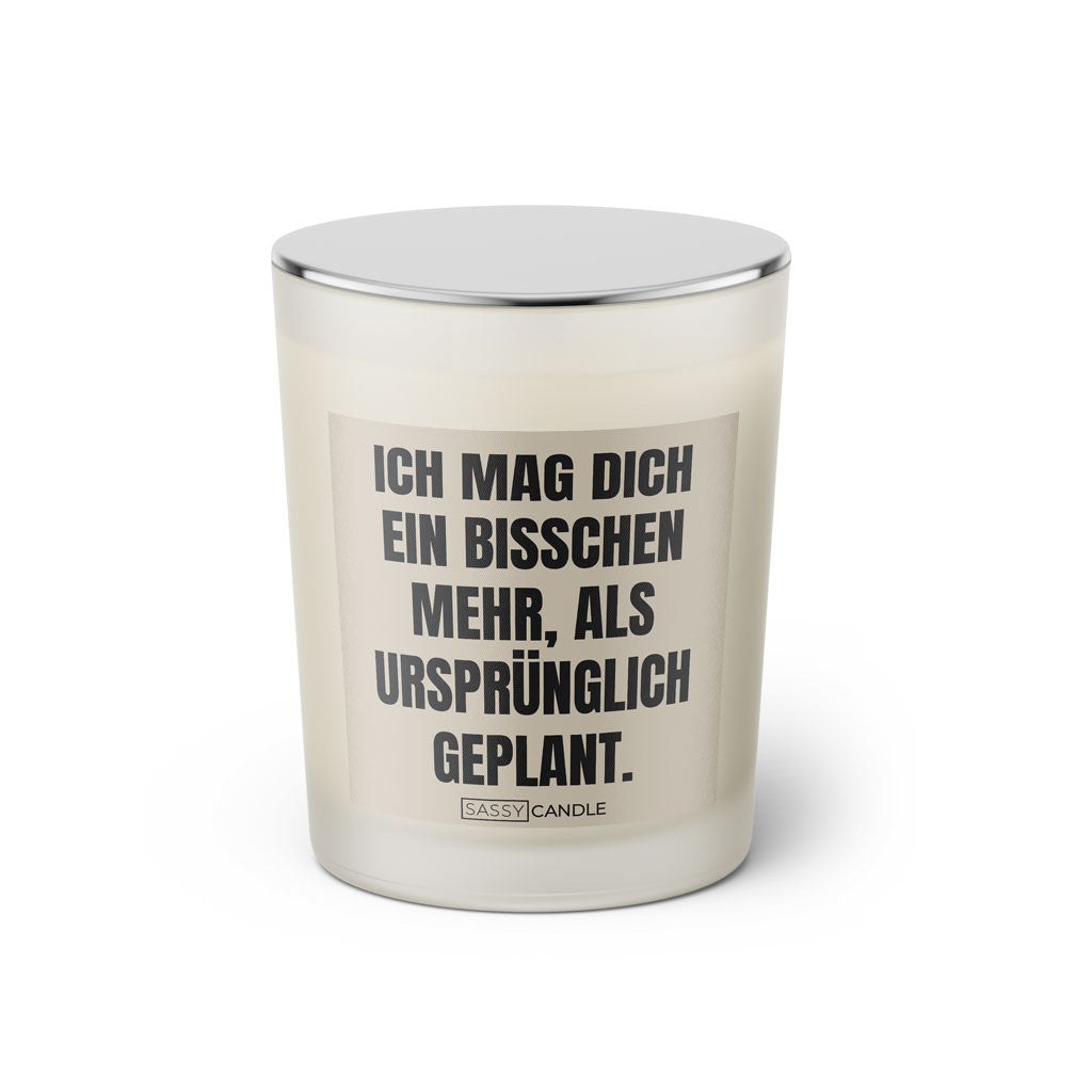 Duftkerze mit witzigem Spruch: Ich mag dich ein bisschen mehr als urspruenglich geplant. Farbe beige und schwarz mit silbernem Deckel von Sassy Candle.