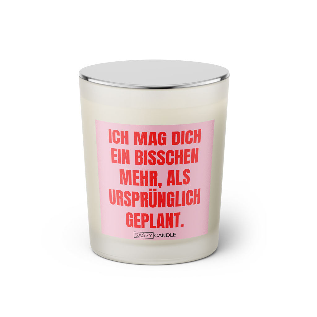 Duftkerze mit witzigem Spruch: Ich mag dich ein bisschen mehr als urspruenglich geplant. Farbe rosa und pink mit silbernem Deckel von Sassy Candle.