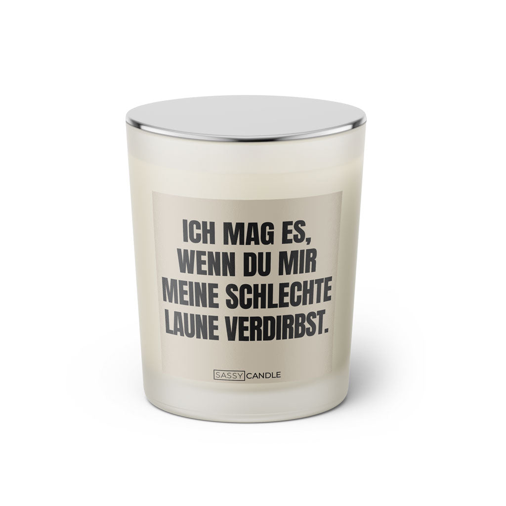 Duftkerze mit witzigen Spruch:Ich mag es, wenn du mir meine schlechte Laune verdirbst. Kerzenglas mit silbernen Deckel. Farbe beige und schwarz von Sassy Candle.