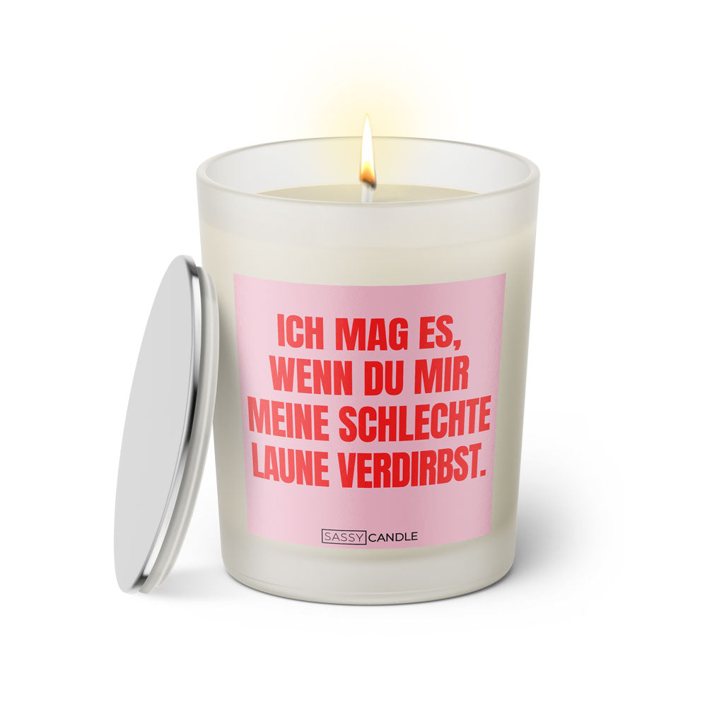 Duftkerze mit witzigen Spruch:Ich mag es, wenn du mir meine schlechte Laune verdirbst. Kerzenglas mit silbernen Deckel. Farbe rosa und pink von Sassy Candle.