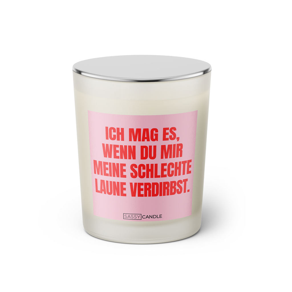 Duftkerze mit witzigen Spruch:Ich mag es, wenn du mir meine schlechte Laune verdirbst. Kerzenglas mit silbernen Deckel. Farbe rosa und pink von Sassy Candle.