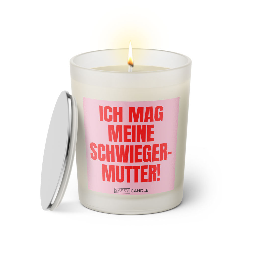 Duftkerze mit Spruch: Ich mag meine Schwiegermutter! Farbe rosa und pink von Sassy Candle.