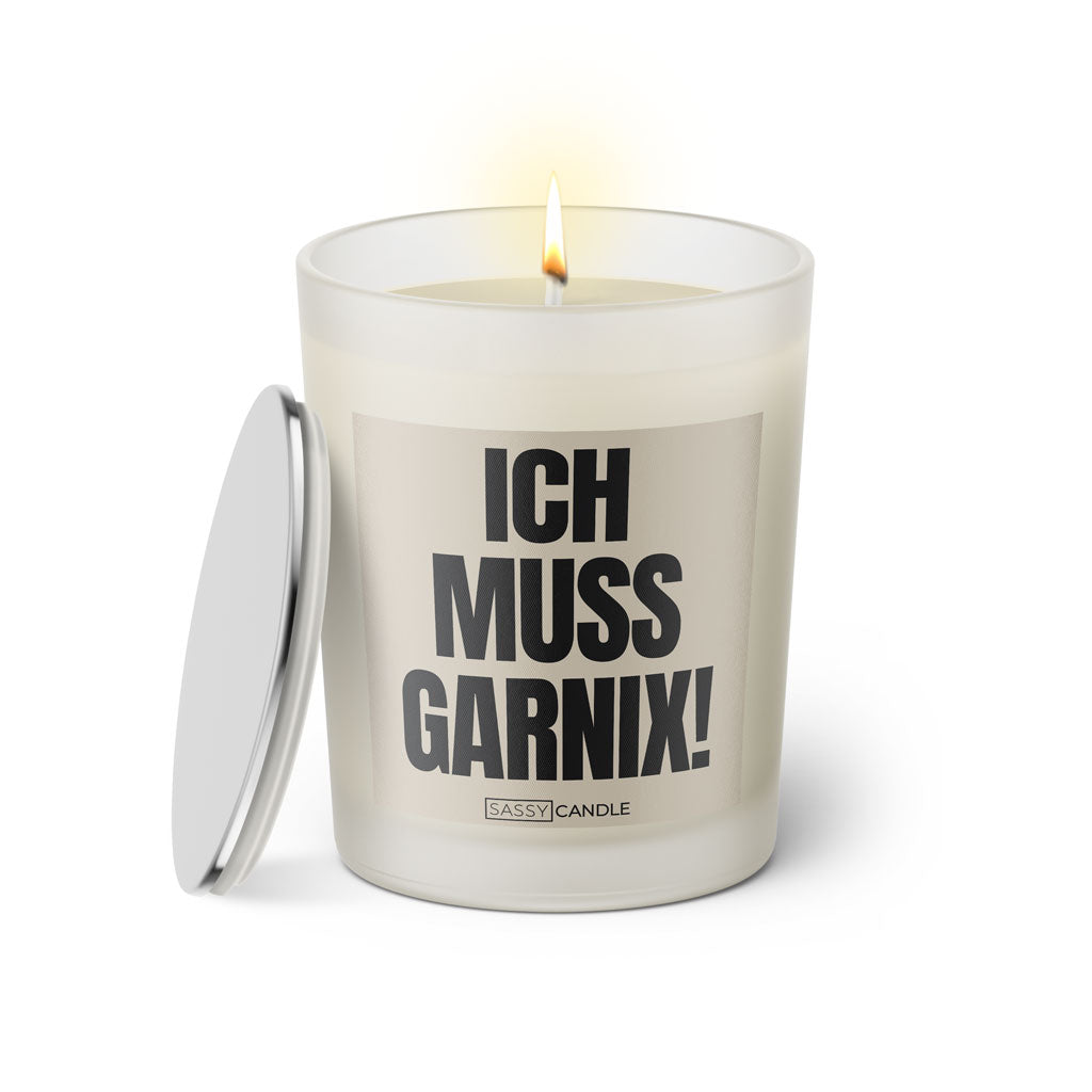 Duftkerze mit witzigen Spruch: Ich muss garnix! Farbe beige und schwarz von Sassy Candle.
