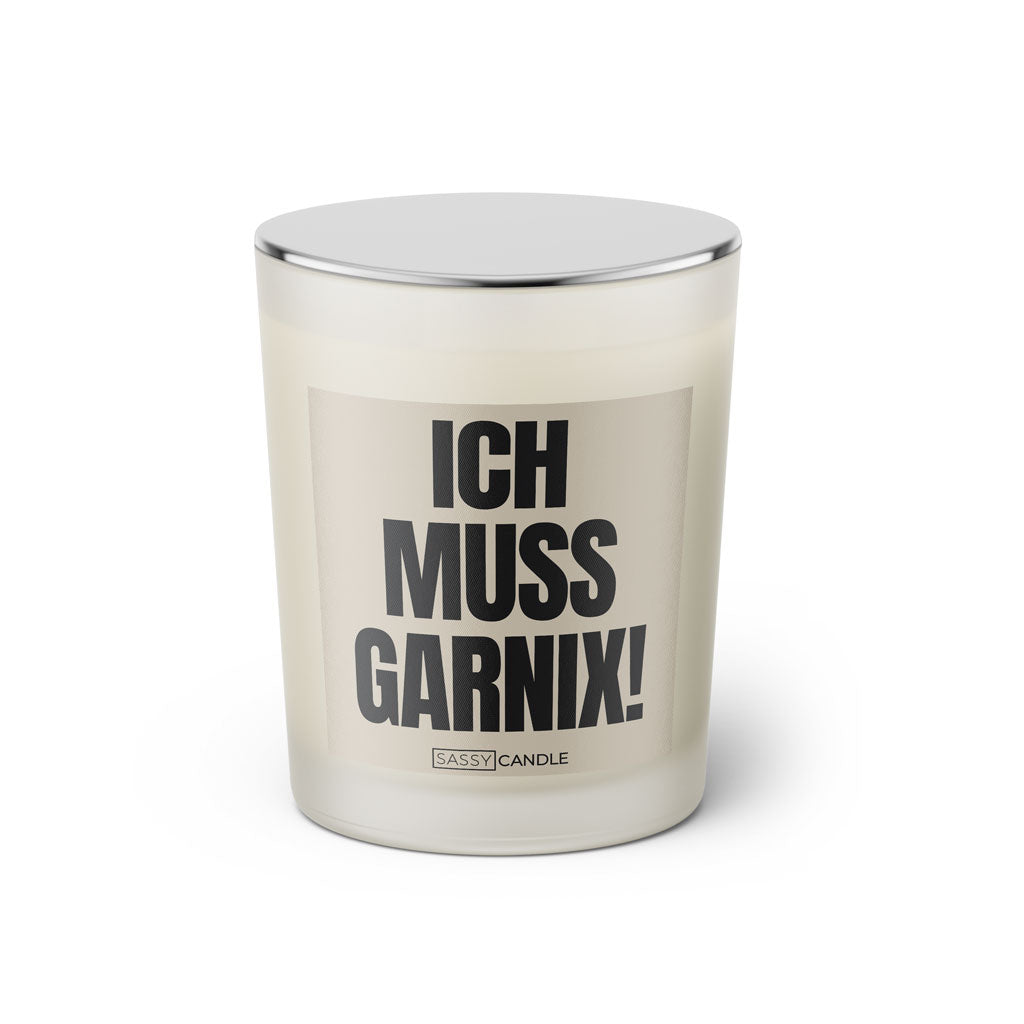 Duftkerze mit witzigen Spruch: Ich muss garnix! Farbe beige und schwarz von Sassy Candle.