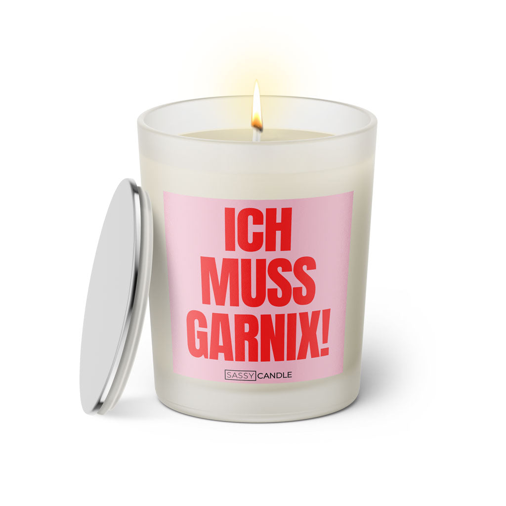 Duftkerze mit witzigen Spruch: Ich muss garnix! Farbe rosa und pink von Sassy Candle.