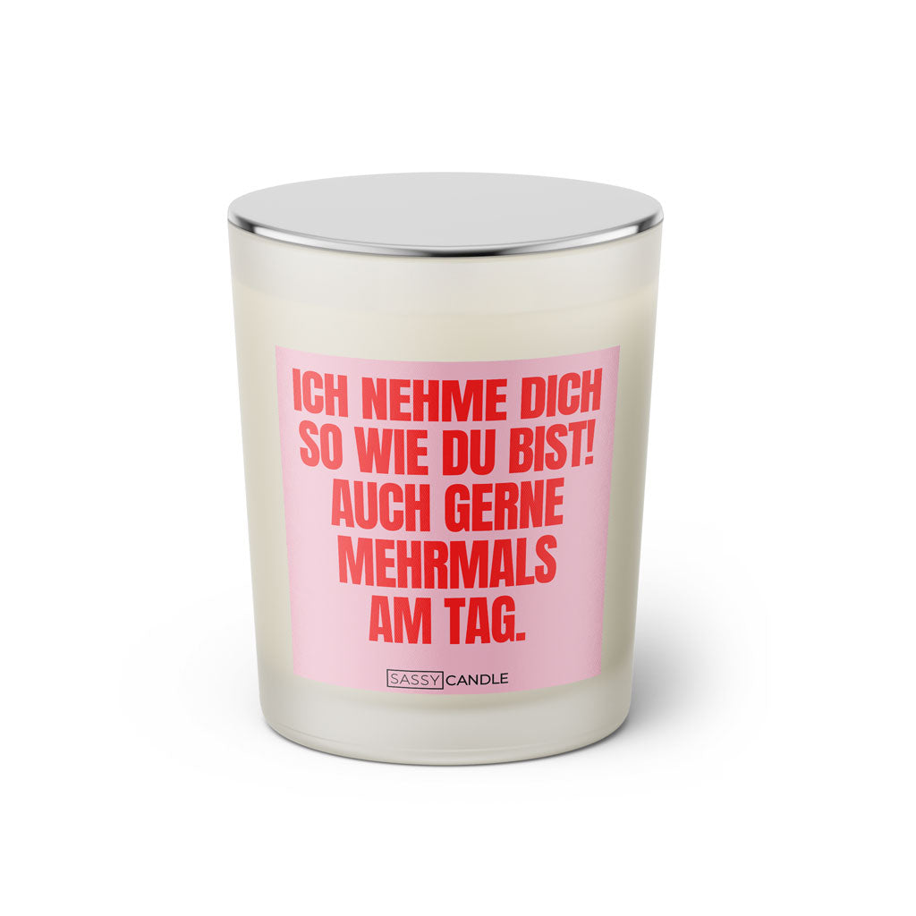 Duftkerze mit Spruch: Ich nehme dich so wie du bist! Auch gerne mehrmals am Tag. Farbe rosa und pink von Sassy Candle.