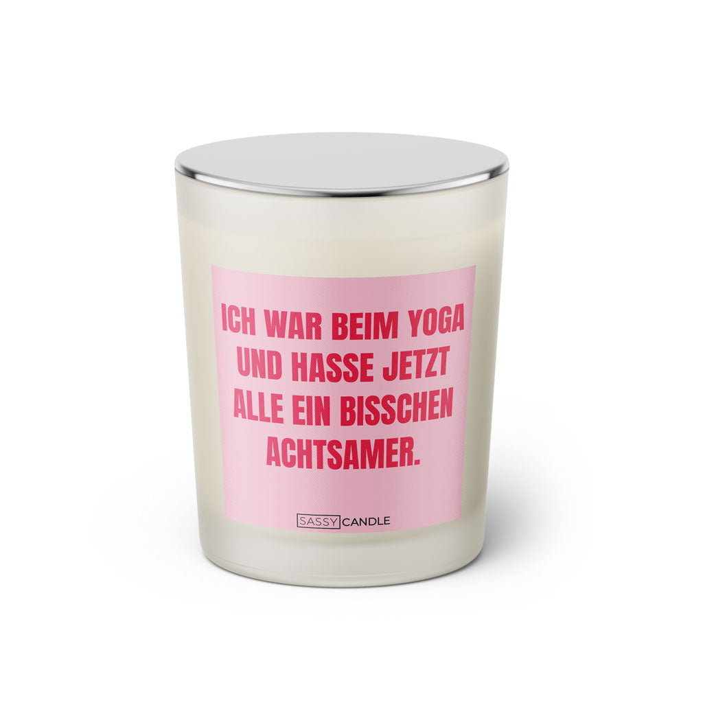 Duftkerze mit witzigem Spruch: Ich war beim Yoga und hasse jetzt alle ein bisschen achtsamer. Farbe rosa und pinke Schrift. Kerzenglas mit silbernem geschlossenem Deckel von SassyCandle.