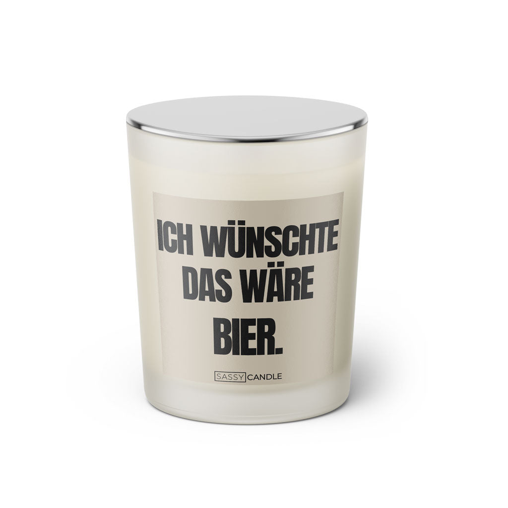 Duftkerze mit witzigem Spruch: Ich wünschte das wäre Bier. Farbe beige und schwarze Schrift. Kerzenglas mit silbernem geschlossenem Deckel von SassyCandle.