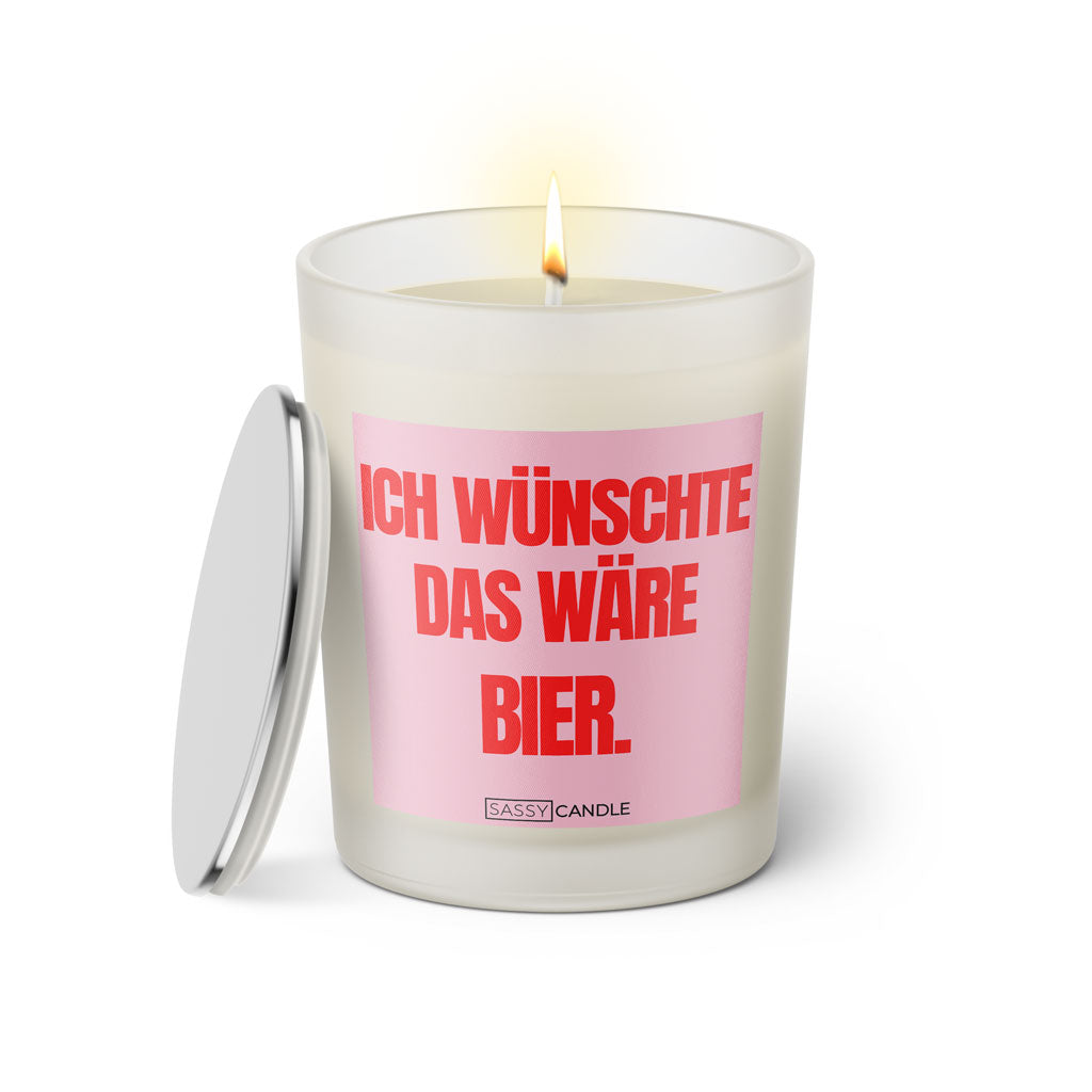 Duftkerze mit witzigem Spruch: Ich wünschte das wäre Bier. Farbe rosa und pinke Schrift. Kerzenglas mit silbernem Deckel von SassyCandle.