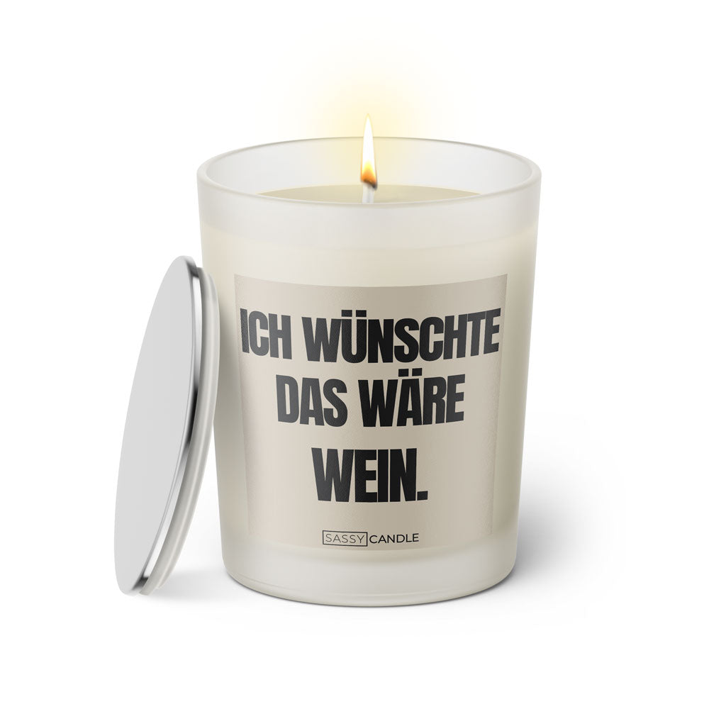 Duftkerze mit witzigem Spruch: Ich wünschte das wäre Wein. Farbe beige und schwarze Schrift. Kerzenglas mit silbernem Deckel von SassyCandle.