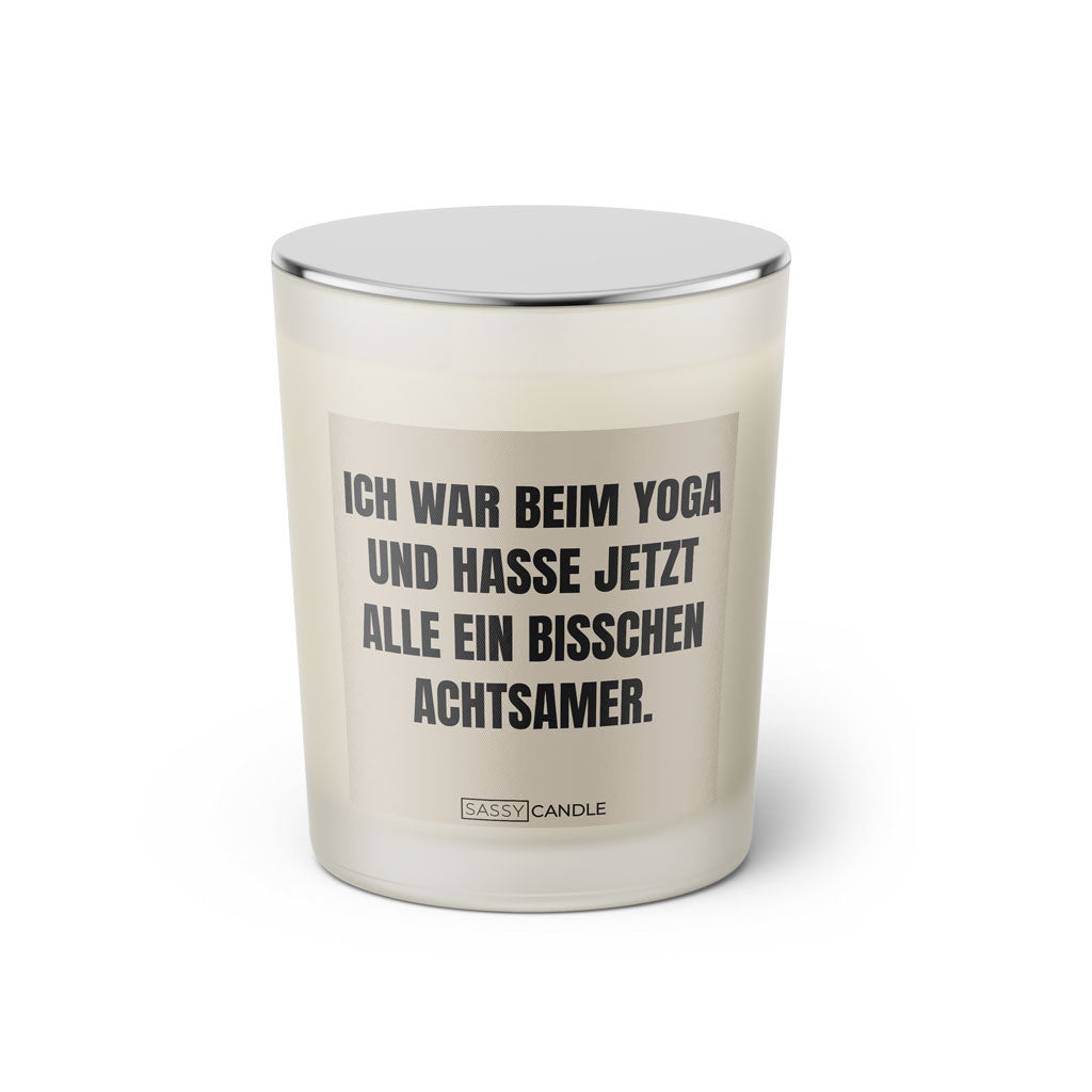 Duftkerze mit witzigem Spruch: Ich war beim Yoga und hasse jetzt alle ein bisschen achtsamer. Farbe beige und schwarze Schrift. Kerzenglas mit silbernem geschlossenem Deckel von SassyCandle.