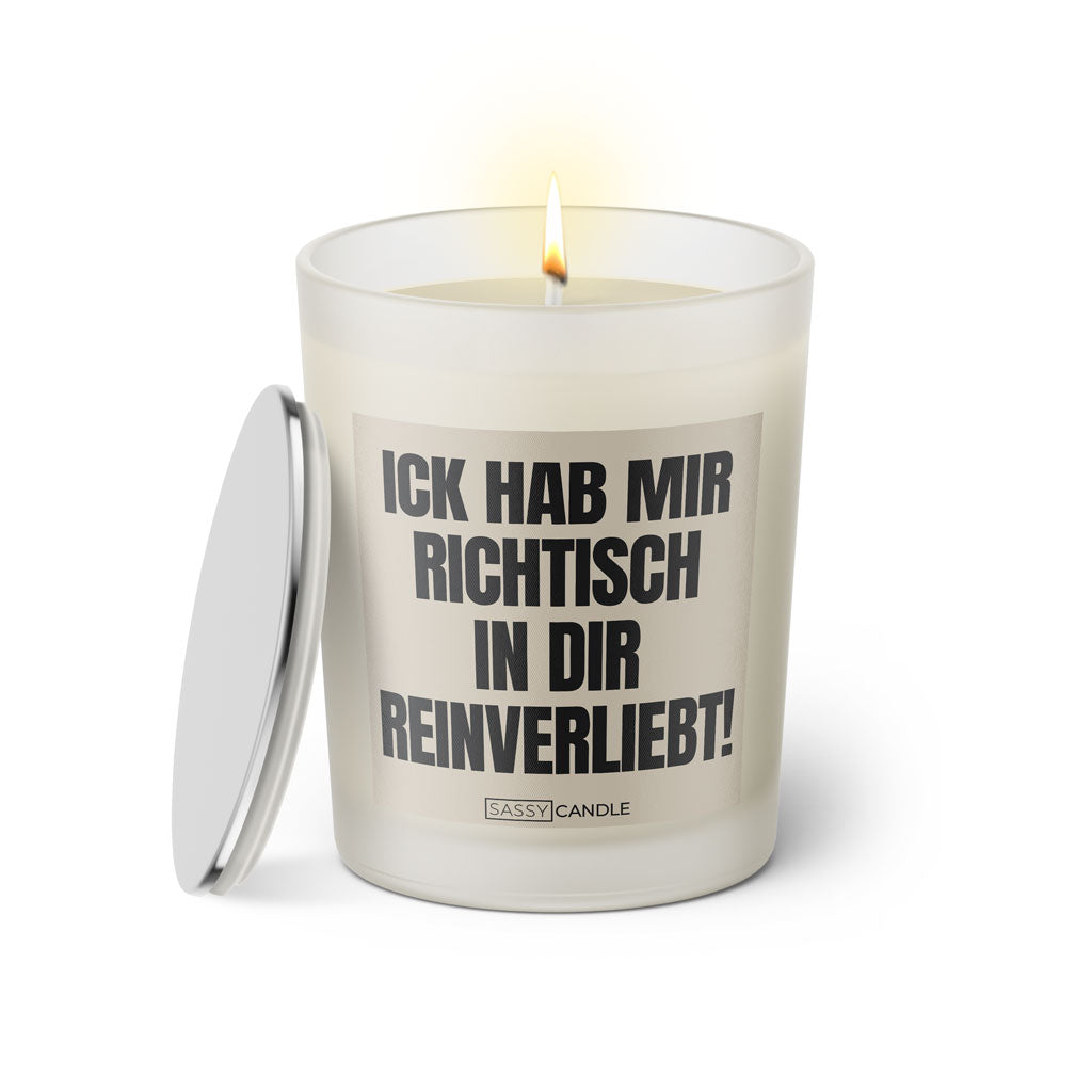 Duftkerze mit witzigem Spruch: Ick hab mir richtisch in dir reinverliebt! Farbe beige und schwarz mit silbernem Deckel von Sassy Candle.