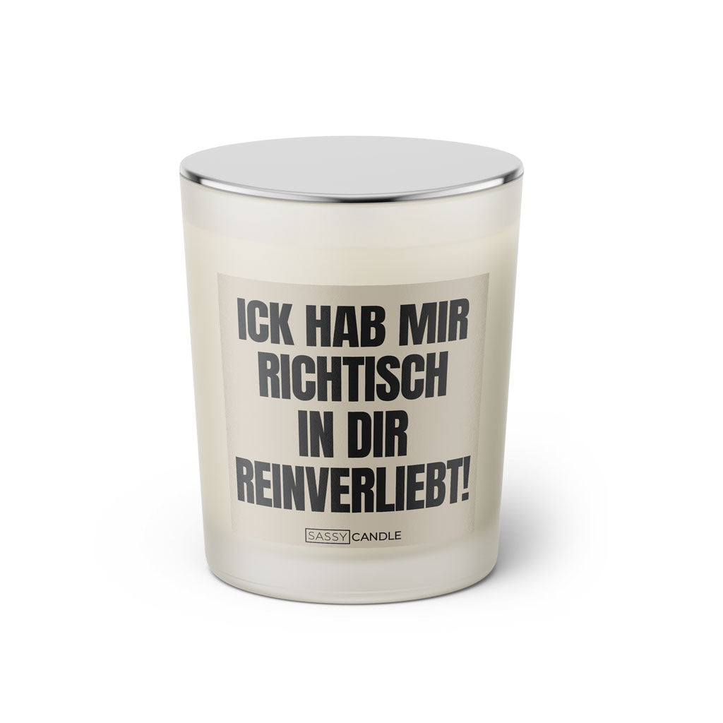 Duftkerze mit witzigem Spruch: Ick hab mir richtisch in dir reinverliebt! Farbe beige und schwarz mit silbernem Deckel von Sassy Candle.