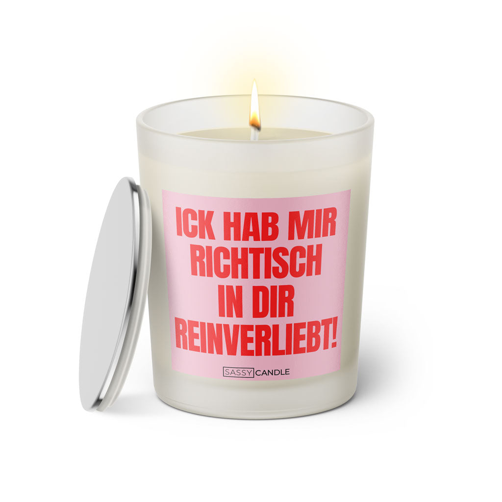Duftkerze mit witzigem Spruch: Ick hab mir richtisch in dir reinverliebt! Farbe rosa und pink mit silbernem Deckel von Sassy Candle.