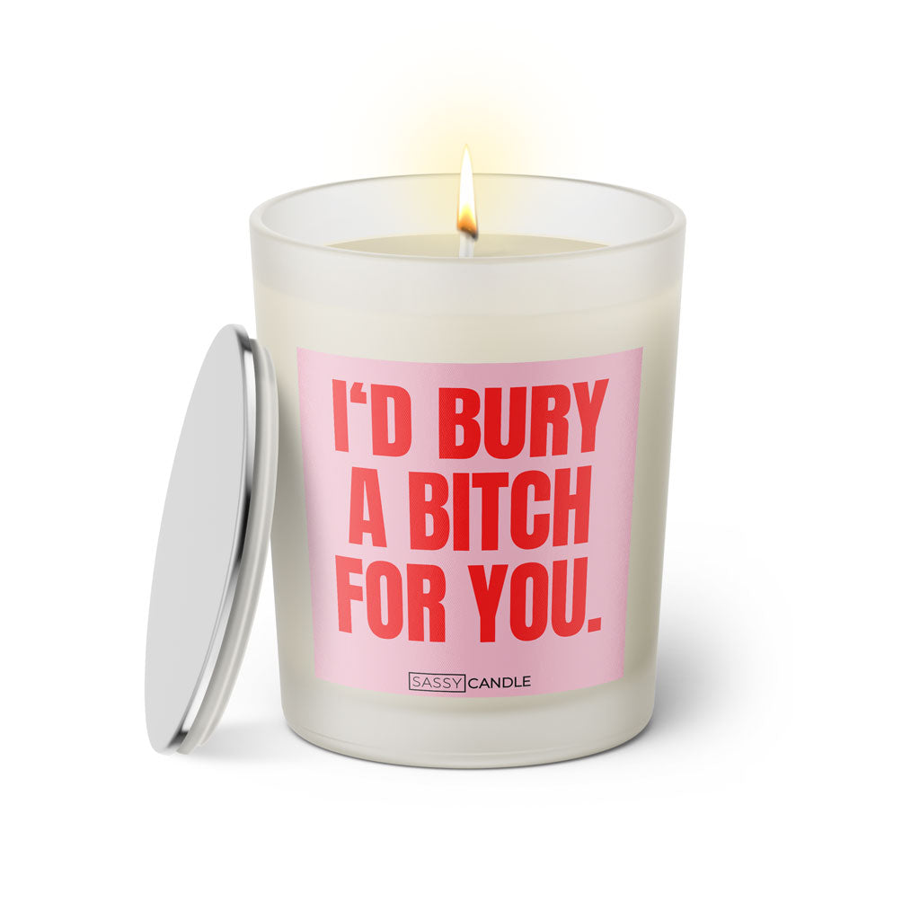 Duftkerze mit Spruch: I'd bury a bitch for you. Farbe rosa und pink von Sassy Candle.