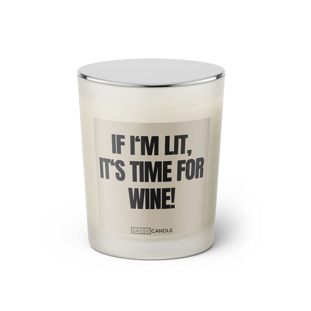 Duftkerze mit witzigem Spruch: If I'm lit, it's time for wine! Farbe beige und schwarze Schrift. Kerzenglas mit silbernem geschlossenem Deckel von SassyCandle.