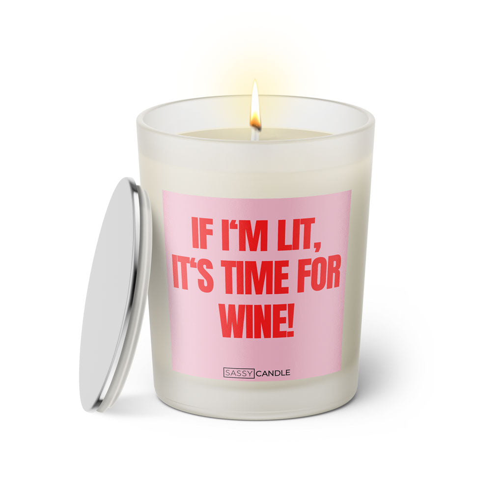 Duftkerze mit witzigem Spruch: If I'm lit, it's time for wine! Farbe rosa und pinke Schrift. Kerzenglas mit silbernem Deckel von SassyCandle.