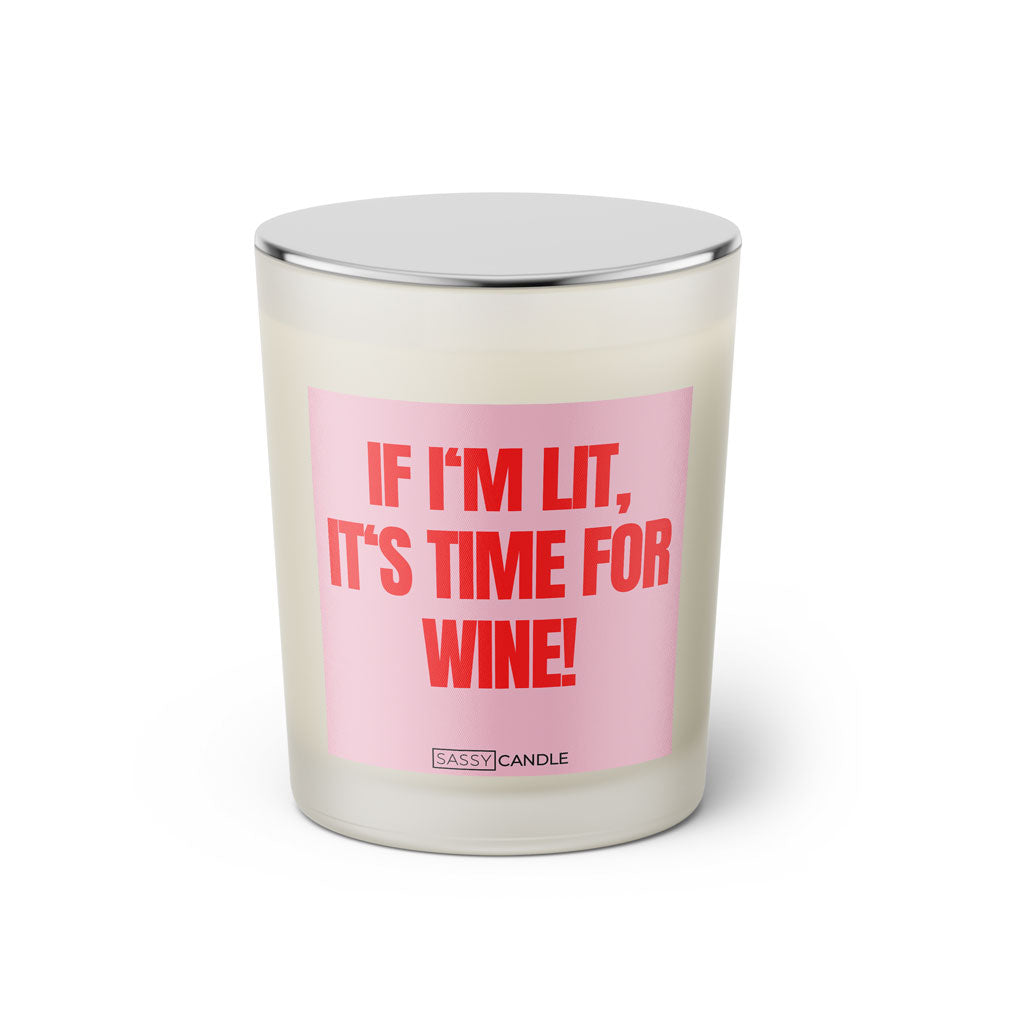 Duftkerze mit witzigem Spruch: If I'm lit, it's time for wine! Farbe rosa und pinke Schrift. Kerzenglas mit silbernem geschlossenem Deckel von SassyCandle.