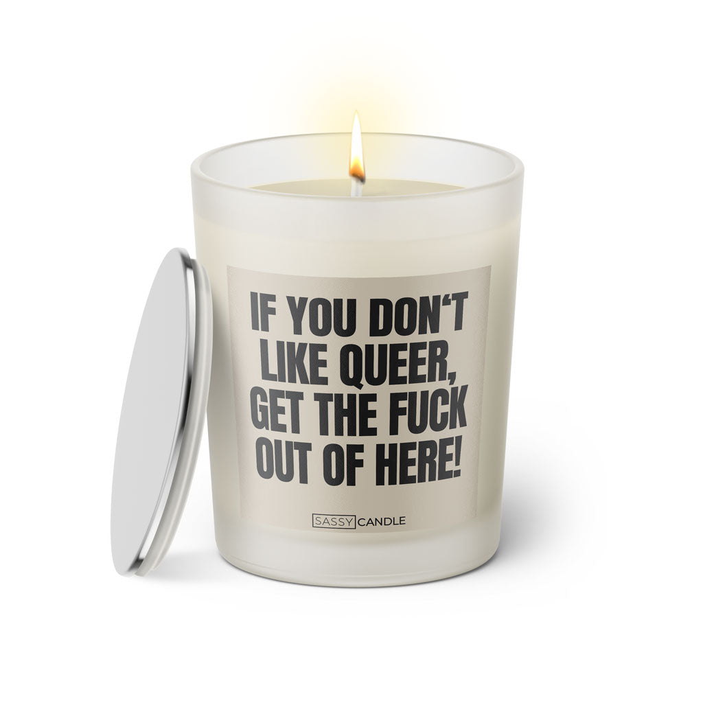 Duftkerze mit witzigen Spruch: If you don't like Queer, get the fuck out of here! Farbe beige und schwarz von Sassy Candle.