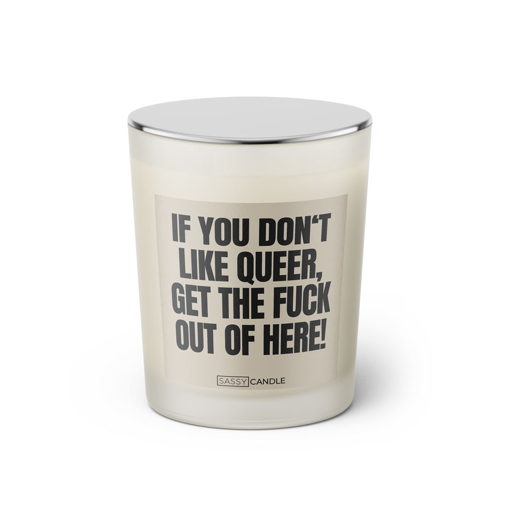 Duftkerze mit witzigen Spruch: If you don't like Queer, get the fuck out of here! Farbe beige und schwarz von Sassy Candle.