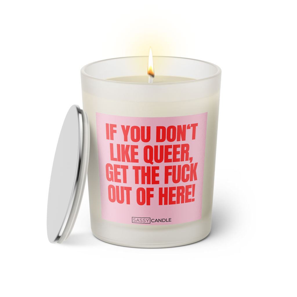Duftkerze mit witzigen Spruch: If you don't like Queer, get the fuck out of here! Farbe rosa und pink von Sassy Candle.