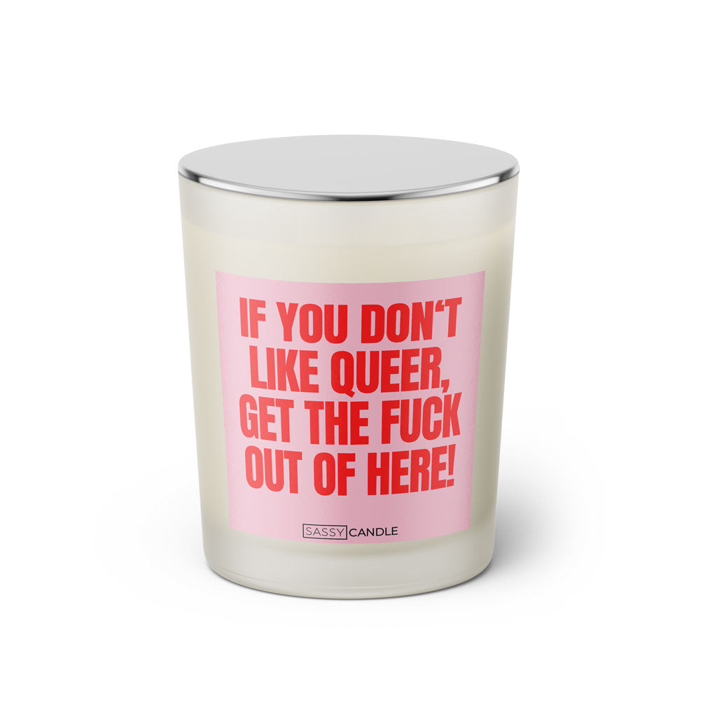 Duftkerze mit witzigen Spruch: If you don't like Queer, get the fuck out of here! Farbe rosa und pink von Sassy Candle.