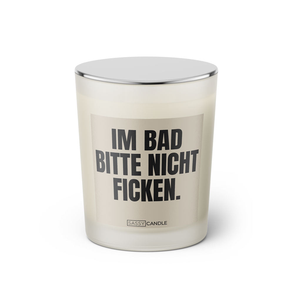 Duftkerze mit witzigem Spruch: Im Bad bitte nicht ficken. Farbe beige und schwarze Schrift. Kerzenglas mit silbernem Deckel von SassyCandle.