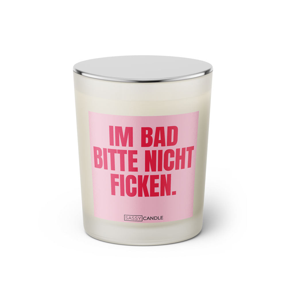 Duftkerze mit witzigem Spruch: Im Bad bitte nicht ficken. Farbe rosa und pinke Schrift. Kerzenglas mit silbernem Deckel von SassyCandle.