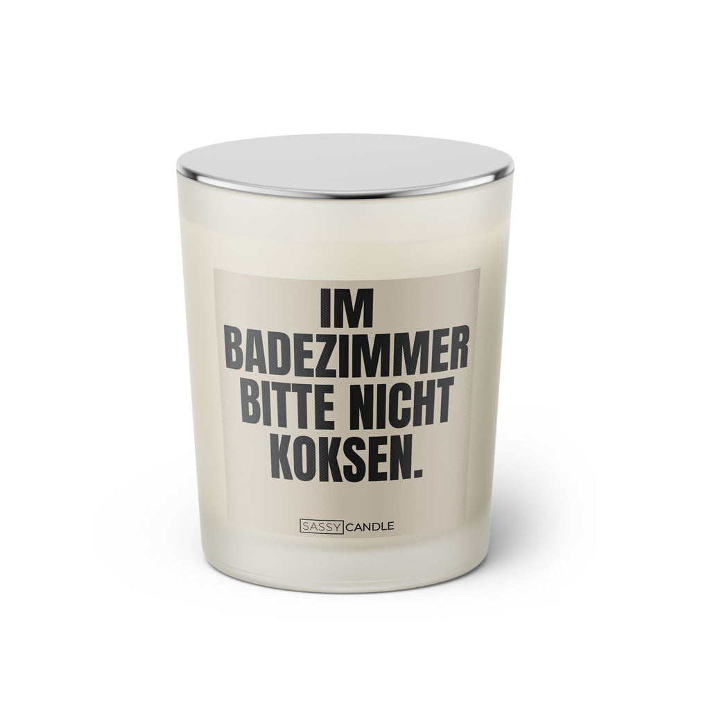 Duftkerze mit witzigem Spruch: Im Badezimmer bitte nicht koksen. Farbe beige und schwarze Schrift. Kerzenglas mit silbernem geschlossenem Deckel von SassyCandle.