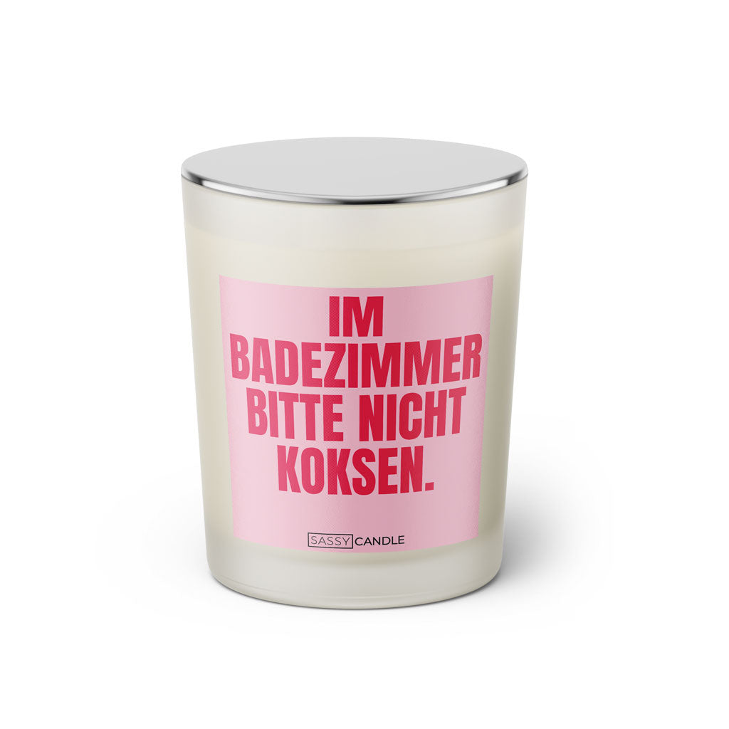 Duftkerze mit witzigem Spruch: Im Badezimmer bitte nicht koksen. Farbe rosa und pinke Schrift. Kerzenglas mit silbernem geschlossenem Deckel von SassyCandle.